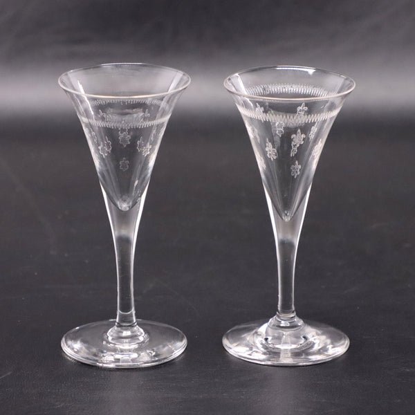 Etched Fleur-de-Lis 4 1/2" Pair of Cordial Glasses 2pc –  Design Vintage 1940s