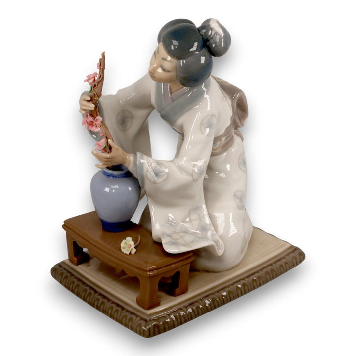 Lladro Oriental Girl Geisha 4840 Porcelain Figurine 7 3/4" Spain Vintage 1973 9063