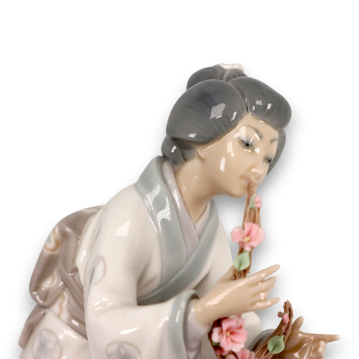 Lladro Oriental Girl Geisha 4840 Porcelain Figurine 7 3/4" Spain Vintage 1973 9063