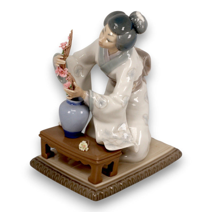 Lladro Oriental Girl Geisha 4840 Porcelain Figurine 7 3/4" Spain Vintage 1973 9063