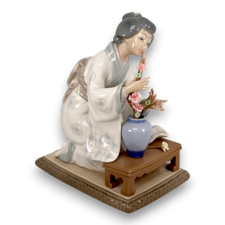 Lladro Oriental Girl Geisha 4840 Porcelain Figurine 7 3/4" Spain Vintage 1973 9063