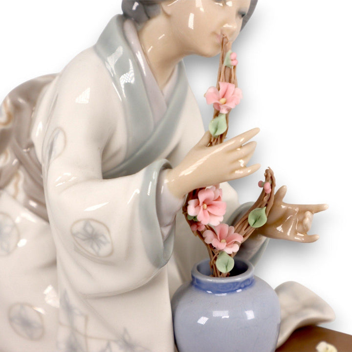 Lladro Oriental Girl Geisha 4840 Porcelain Figurine 7 3/4" Spain Vintage 1973 9063