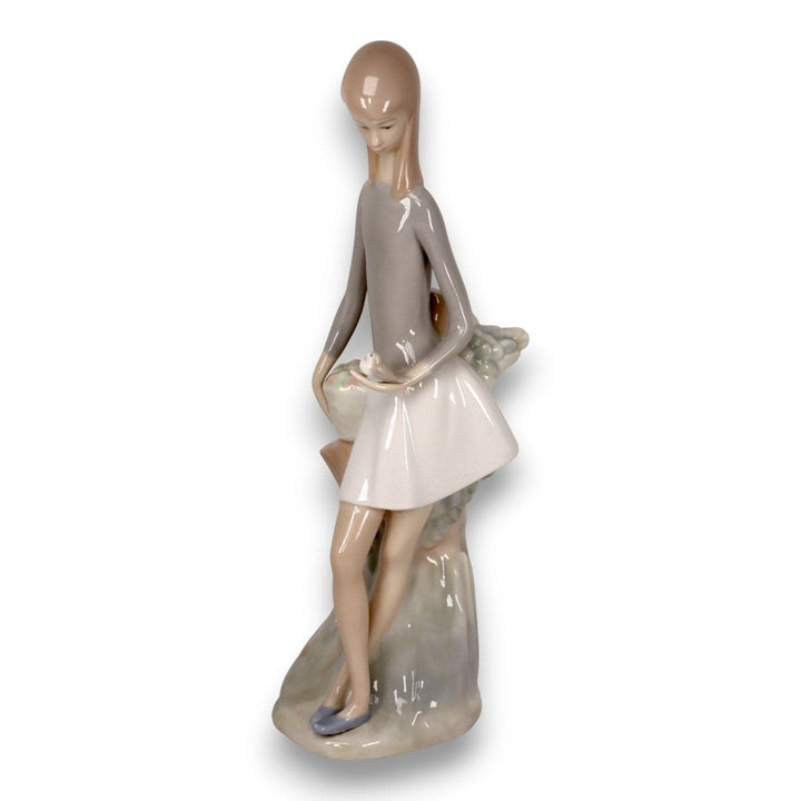 Nao Lladro Girl with Bird In Hand 10 1/2" Figurine Porcelain Glazed Vintage 1974 9059